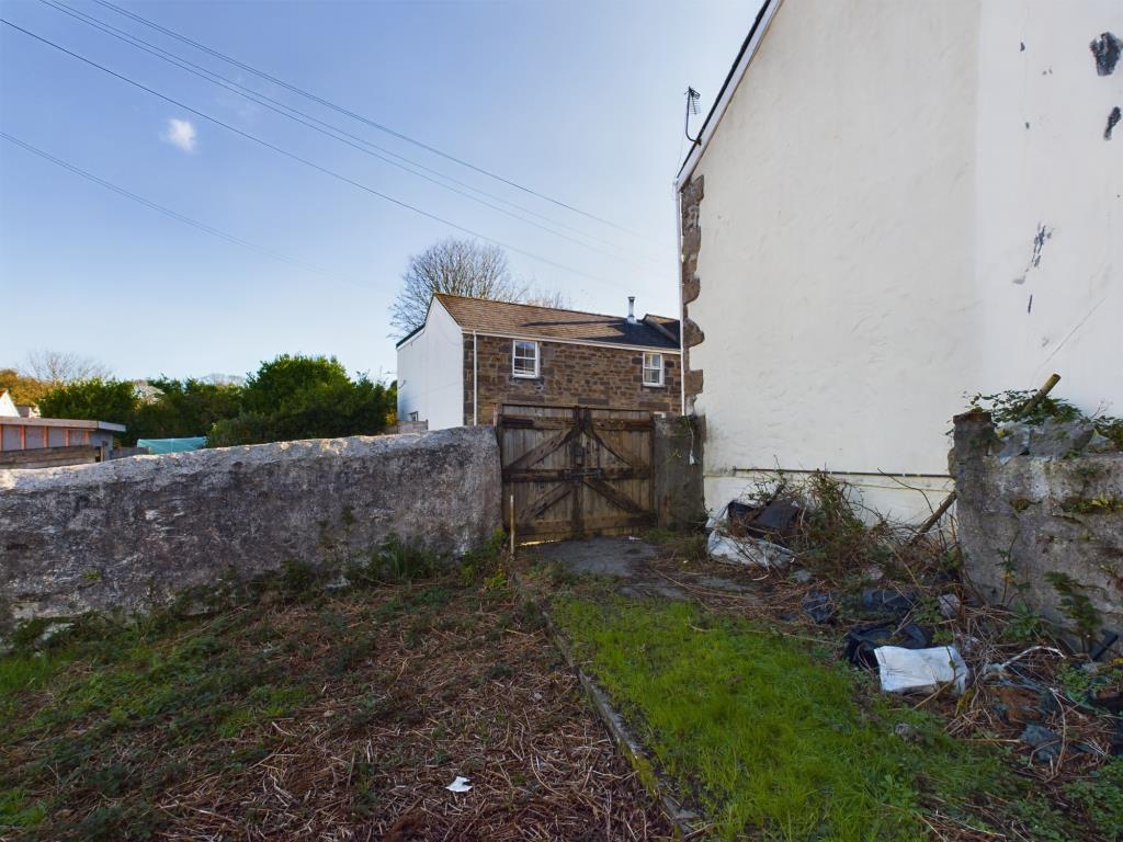 Lot: 141 - FREEHOLD HOUSE WITH LARGE GARDEN - Access point from rear garden to Gilly Hill